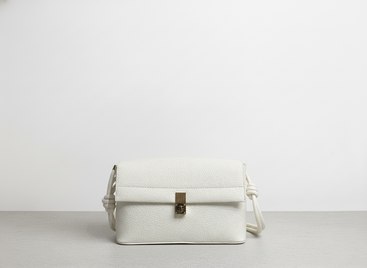 Zarif Kilitli Çanta